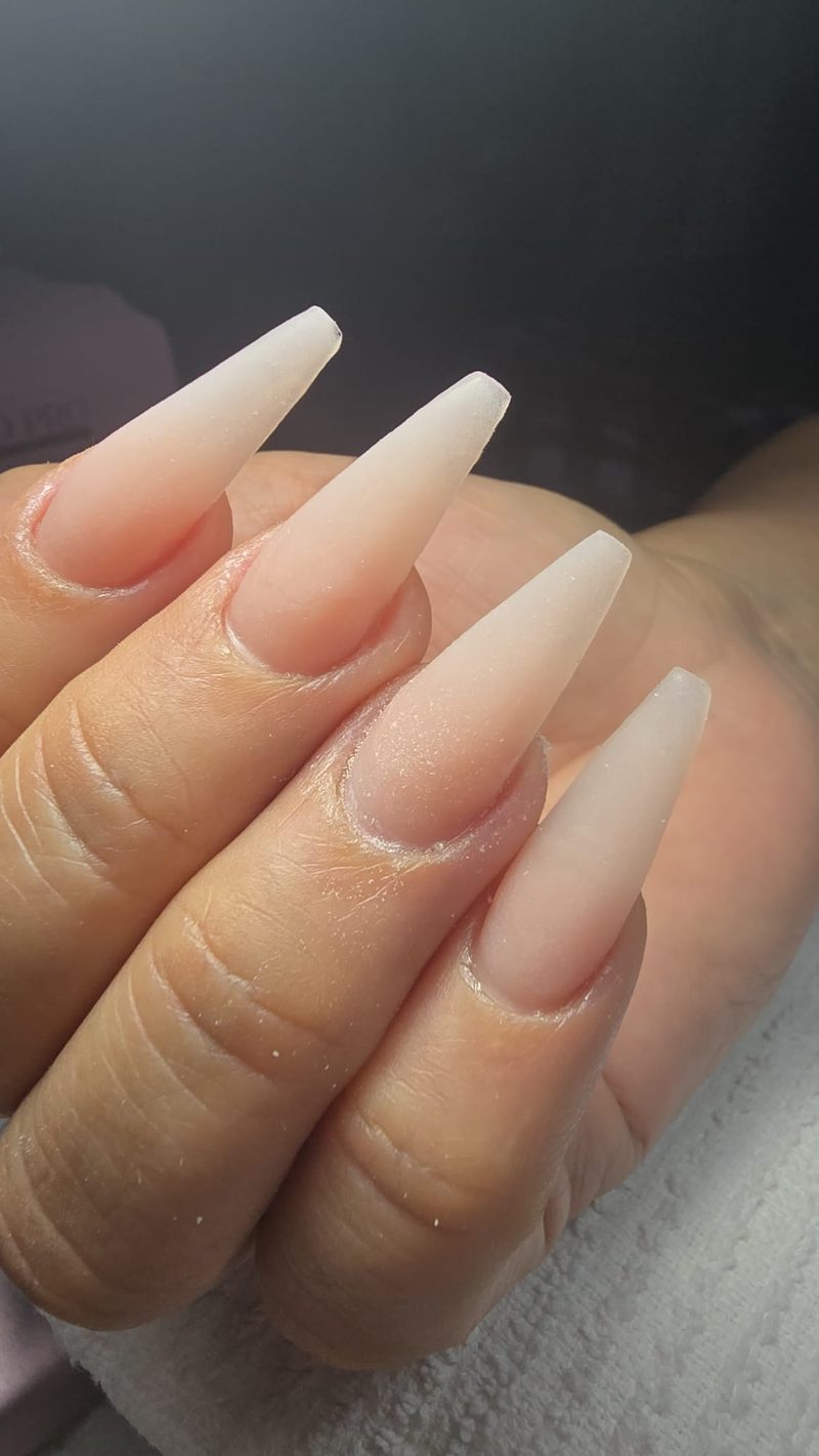 Uñas coffin largas en degradé baby boomer con acabado mate