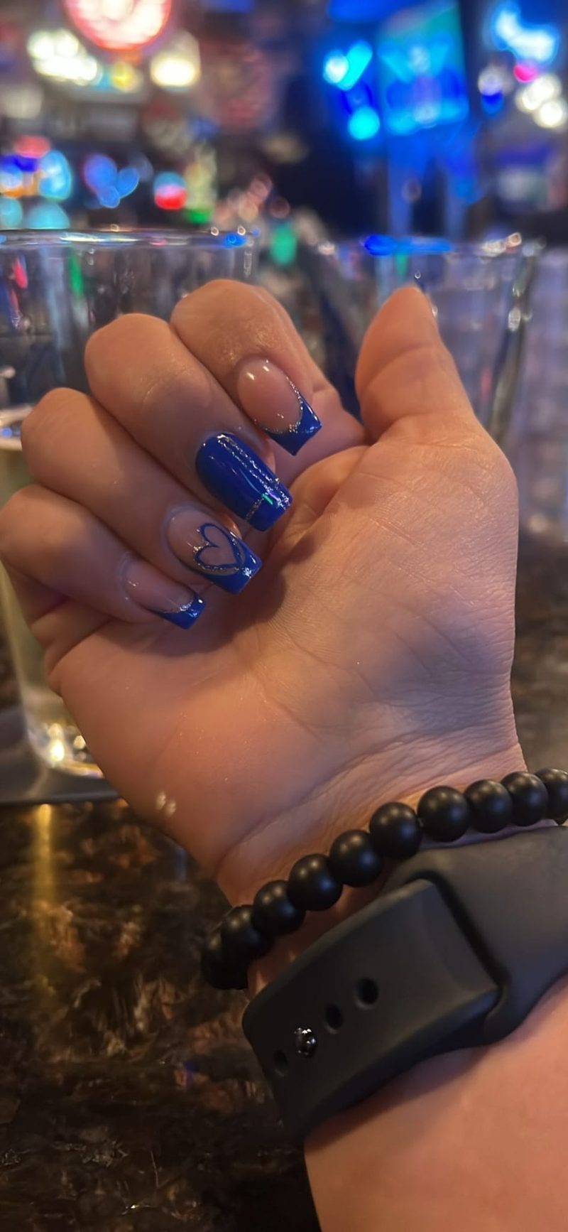 French azul eléctrico con corazón dibujado y línea de glitter plateado