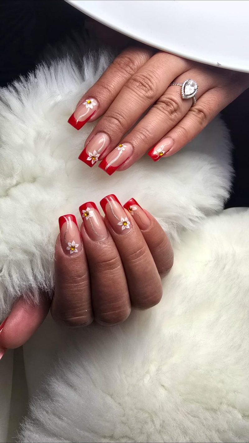 French rojo con margaritas blancas 3D e hilo plateado