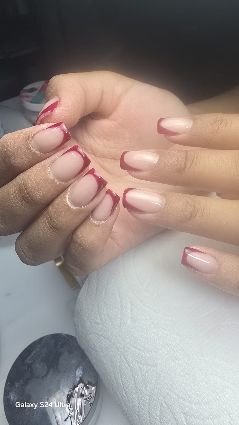 French en color vino sobre uñas cuadradas cortas