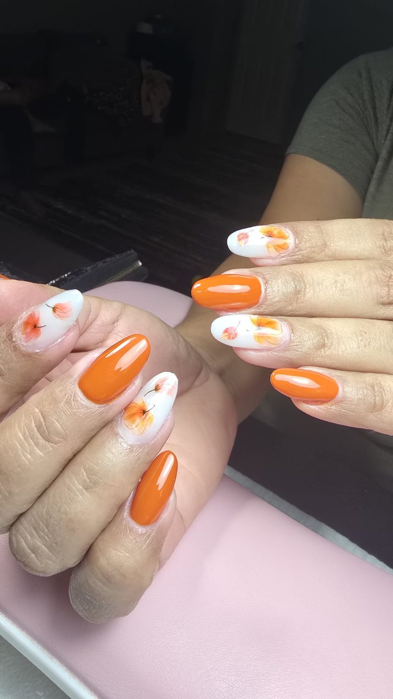 Uñas almendra naranjas y blancas con flores pintadas