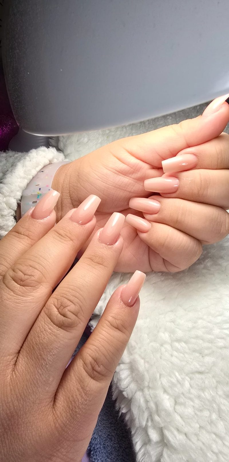 Uñas cuadradas en nude rosado natural con acabado brillante