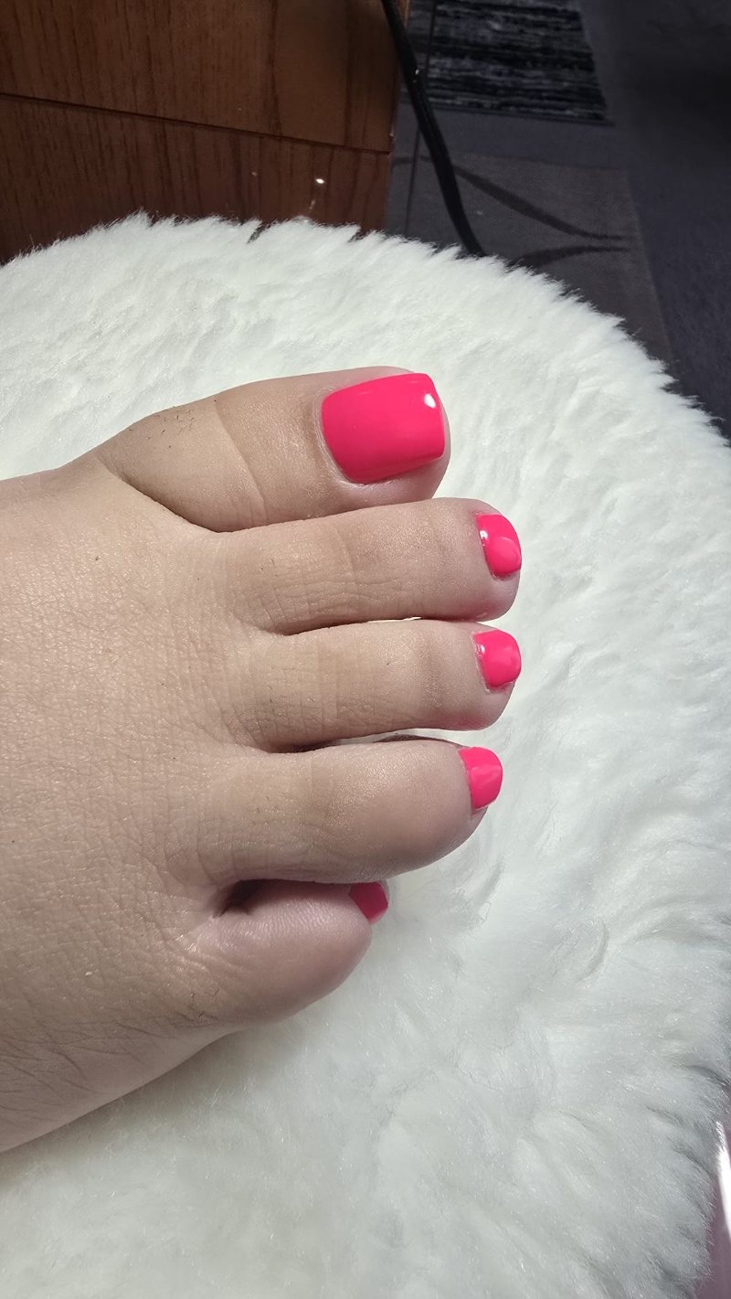 Pedicura con esmaltado fucsia intenso