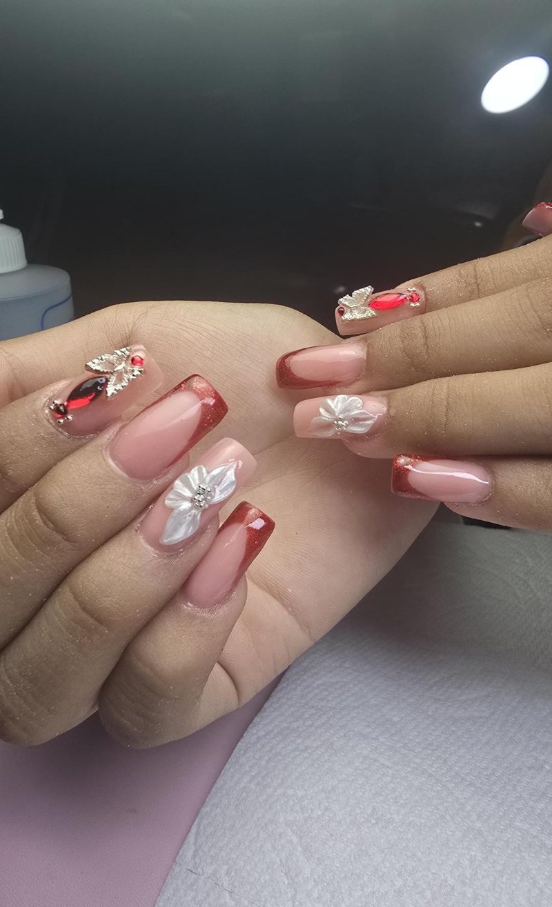 Uñas coffin en rojo glitter con flores 3D blancas y pedrería