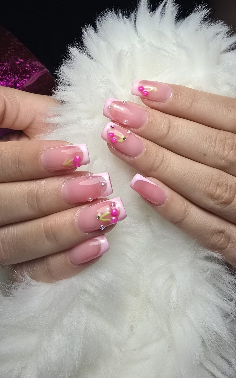 Uñas rosa nude con flores 3D fucsia, perlas y cristales