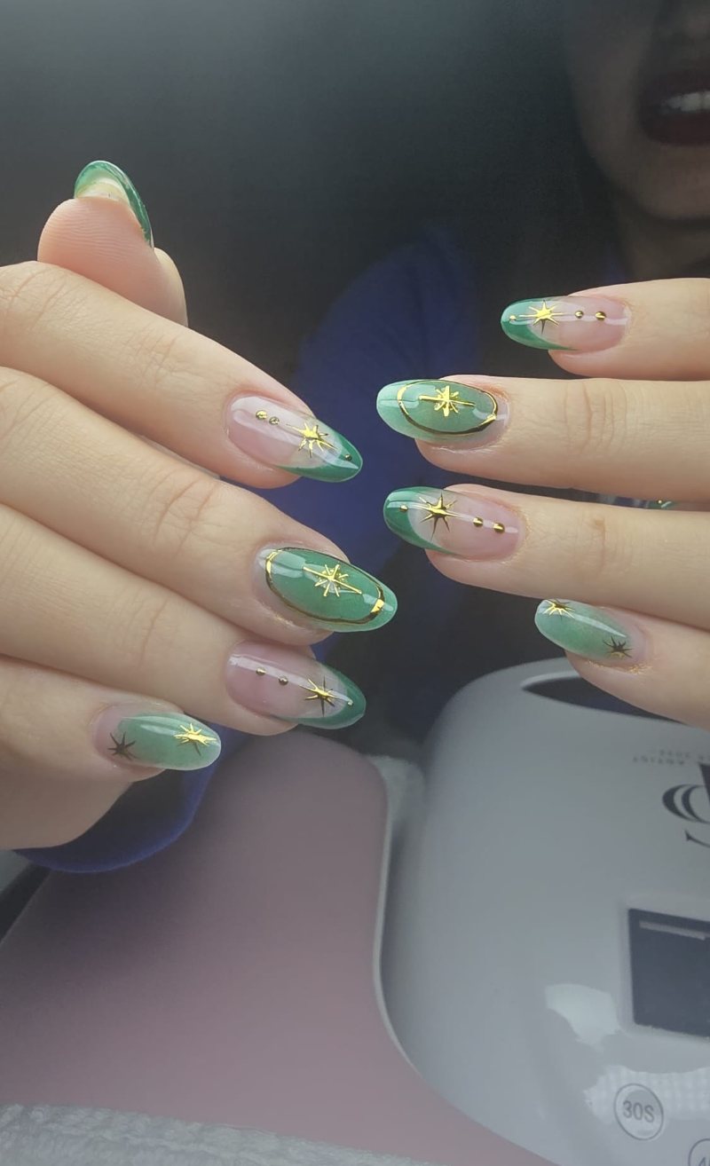 Uñas almendra en verde jade con estrellas y detalles dorados